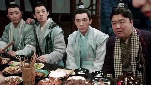 长寿表白众人吃瓜,揭秘众人围观下的瓜田盛宴