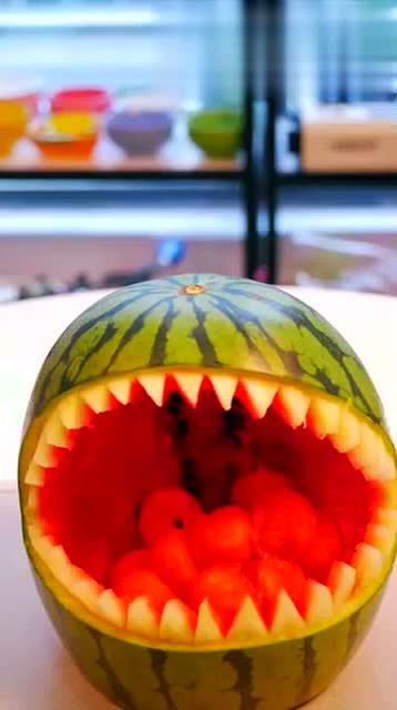 梦见切两瓜吃,切瓜食果的寓意与启示