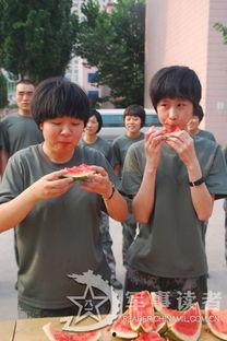 喜剧大赛男女吃瓜,男女吃瓜，笑料横飞